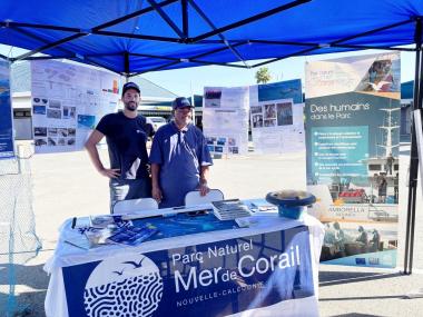 François et Charles, observateur des pêches, accueillait les visiteurs sur le stand de la fête de la Science, au marché de Nouméa.
