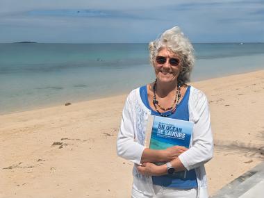 Spécialiste des macroalgues et directrice de recherche à l’IRD, Claude Payri est la directrice scientifique de l’ouvrage "Nouvelle-Calédonie, un océan de savoirs – Une odyssée scientifique dans le parc naturel de la mer de Corail".