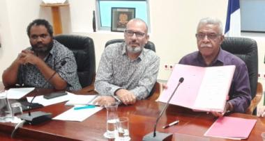 La signature de ce protocole d’accord (MOU) par le président Mapou (à droite) et la directrice générale de la FFA, s’est effectuée en visio-conférence, en présence de Boris Ajapuhnya (à gauche), chef de cabinet d’Adolphe Digoué, chargé de la pêche et de M