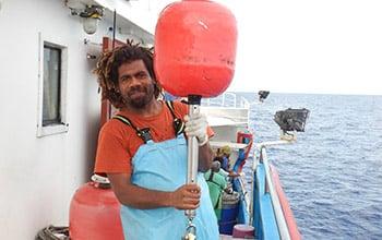 Marin tenant une bouée radio balisage utilisée pour la pêche à la  palangre, DAM SPE 
