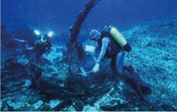  Numerous wrecks of the era of the sailing ship have been listed.  Here the anchor of a four masts L'Emile Renouf on the reef Durand, Pierre Larue, Fortunes de mer