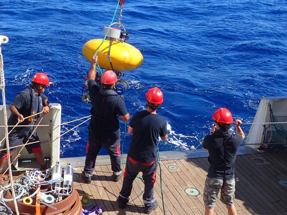 En 2023, la première campagne KASEAOPE a permis d'installer une première station de mesure sur le mont Stylaster, depuis l'Antea, navire de la flotte océanique française.