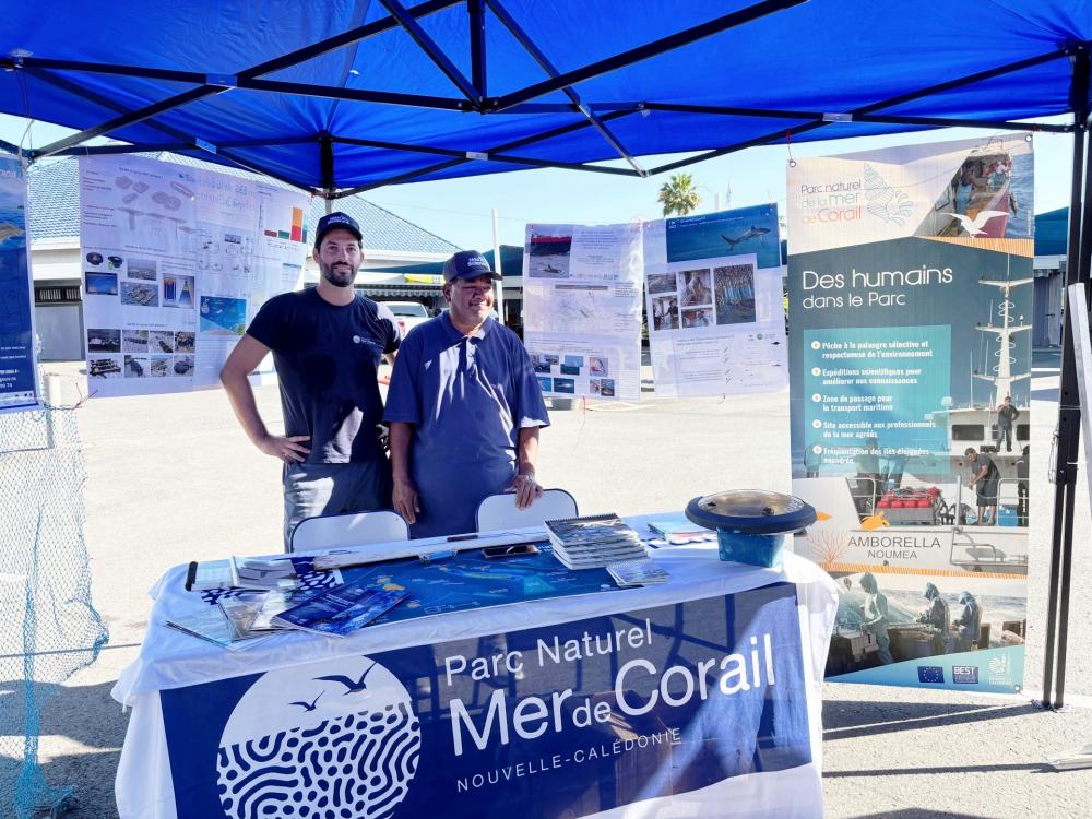 François et Charles, observateur des pêches, accueillait les visiteurs sur le stand de la fête de la Science, au marché de Nouméa.