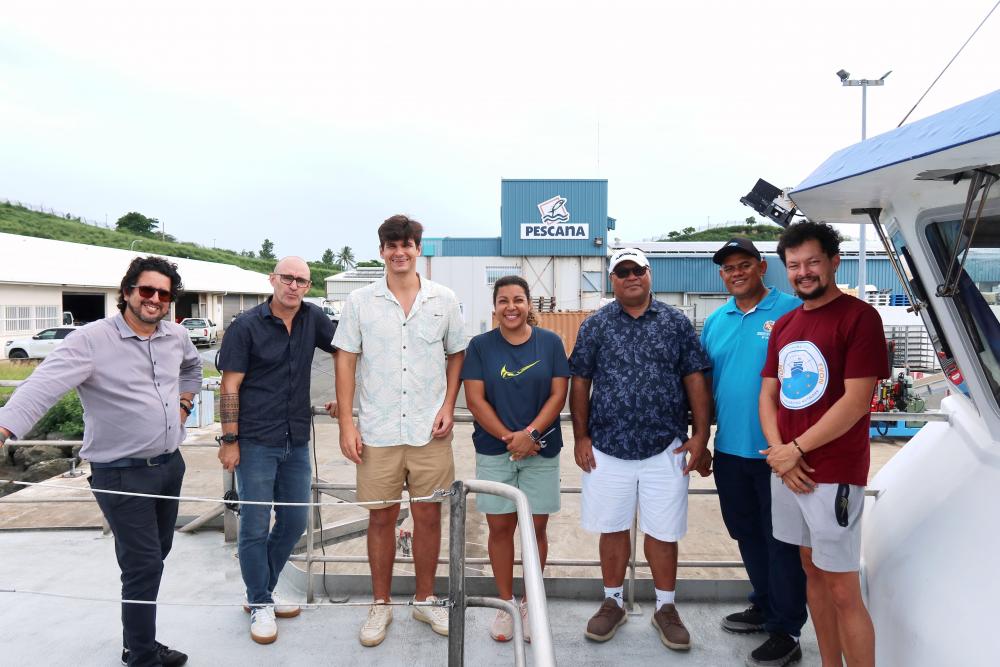 Mario Lopez et Guillaume Le Marchand de l’Armement du Nord, Marc Ghergariou, Cynthia Wickham de la CPS et leurs invités lors de l’installation du premier dispositif sur le navire Saint-Gabriel.  