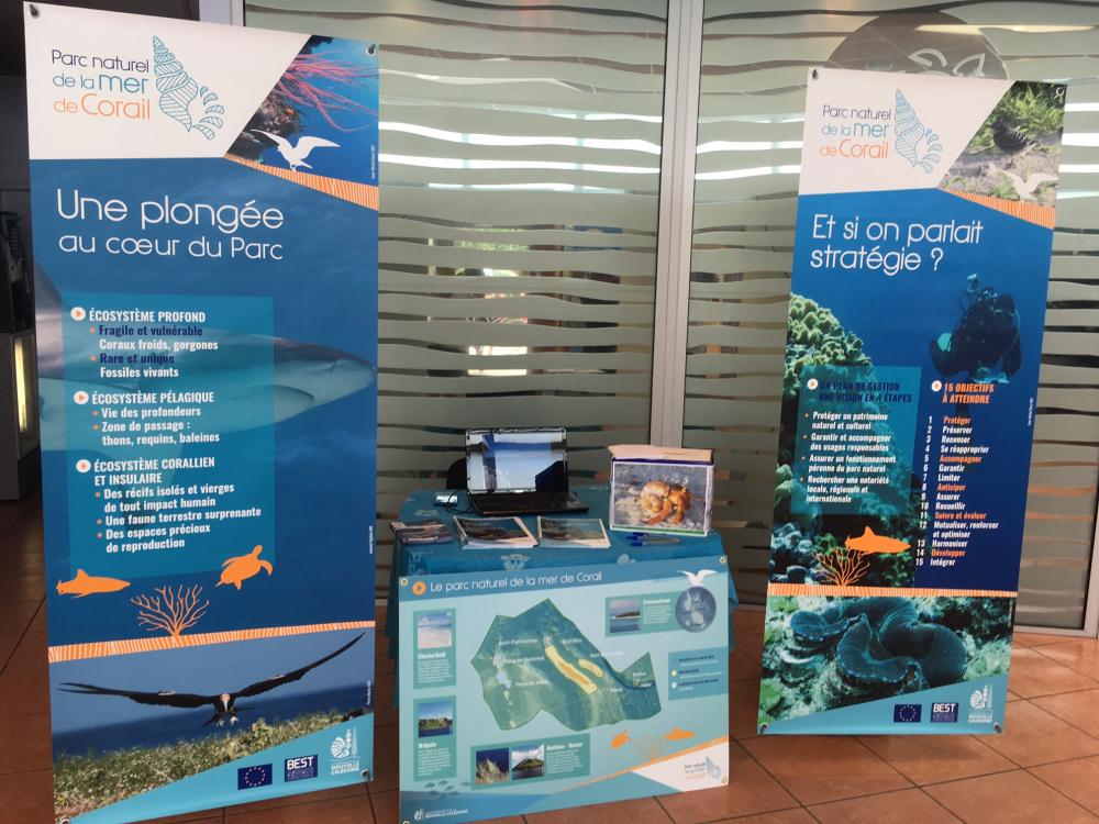 Le stand de présentation du parc de la mer de Corail à l'aquarium, DAM SPE.jpg