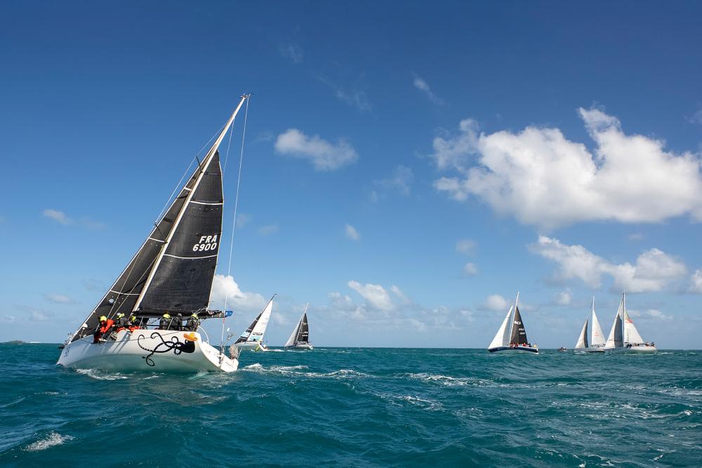 Le départ de la course à la voile Corail 600 a été donné ce mercredi 17 juin 2026, à 11 h, baie des Citrons. Six équipages sont en lice. (c) Nicolas job